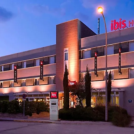 Ibis Hotel *